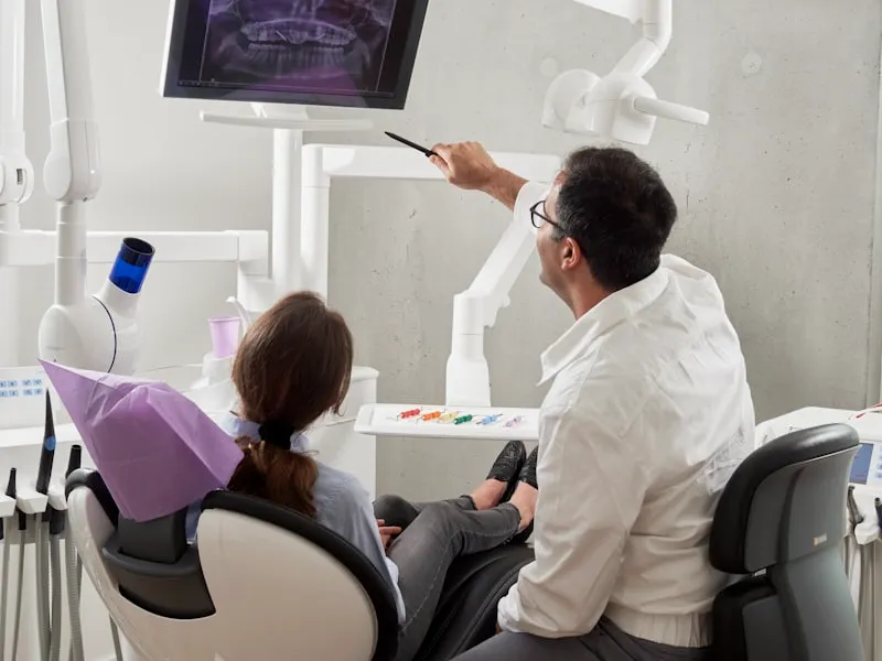 Paciente feliz tras tratamiento de implantes dentales 3D en Providencia, Santiago